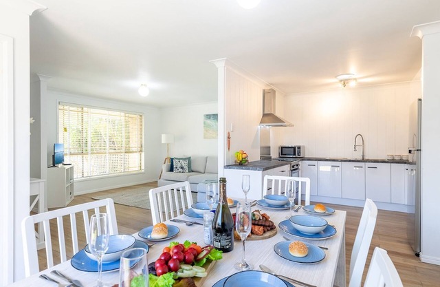 Driftwood Cottage 1 28 Farm Rd pet friendly Wi Fi Air Con and ground floor