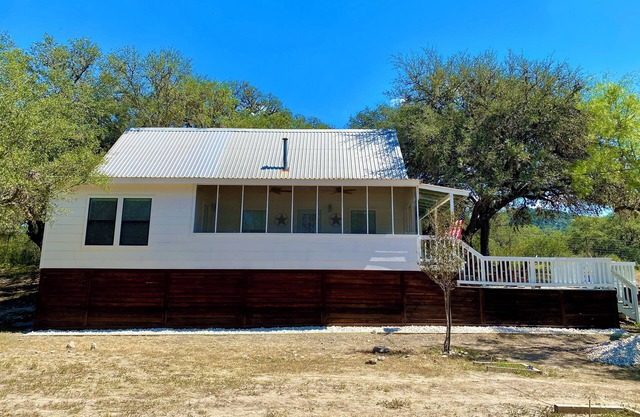 Drive over Frio River 2 Luxurious Gated Lodge, Super Views, 3 Minutes 2 Frio!
