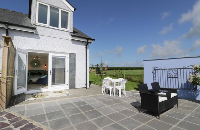 DRWS Y GORLAN, romantic, country holiday cottage in Llanerchymedd