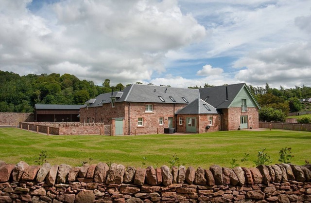 DRYBURGH STEADING THREE - by the River Tweed at Dryburgh, sleeping 6