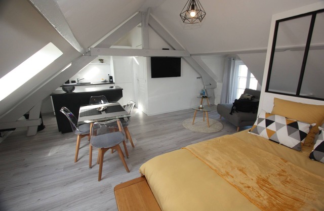 DU SEL A LA VIE, large studio between marsh and ocean