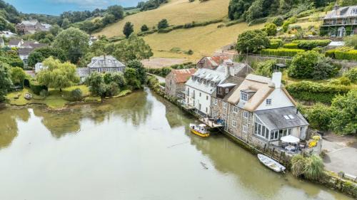 Duck Cottage - Waters Edge, Exclusive Village Location