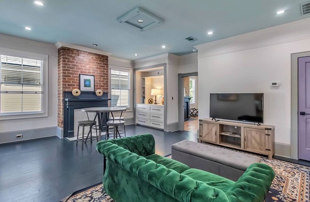 Dueling Sisters' Historic Escape, 4 bedrooms, 3 bath. Walk to Forsyth Park