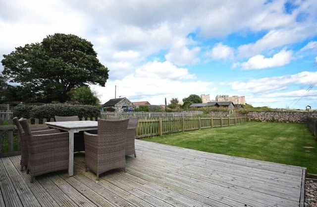 DUNFORD COTTAGE, pet friendly, country holiday cottage in Bamburgh