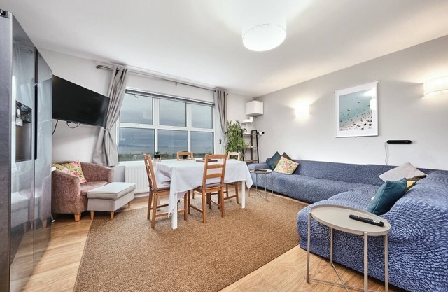Dunluce Park 6 ~ Deluxe Penthouse with Fab Seaview