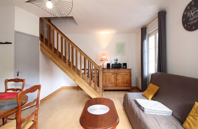 Duplex Apartment 2 Bedrooms Near Center, Sleeps 6, Well Equipped