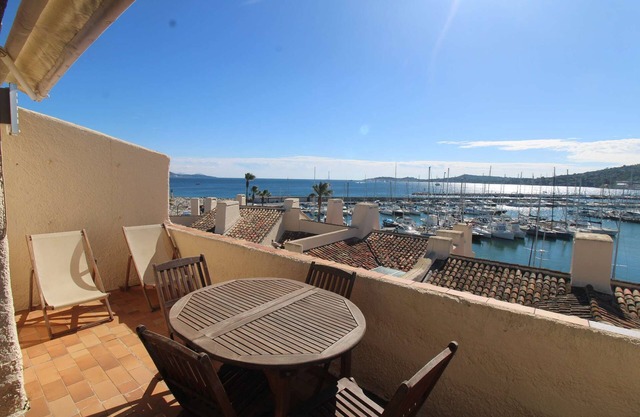 Duplex for 4 people with a view of the port in the Gulf of St-Tropez
