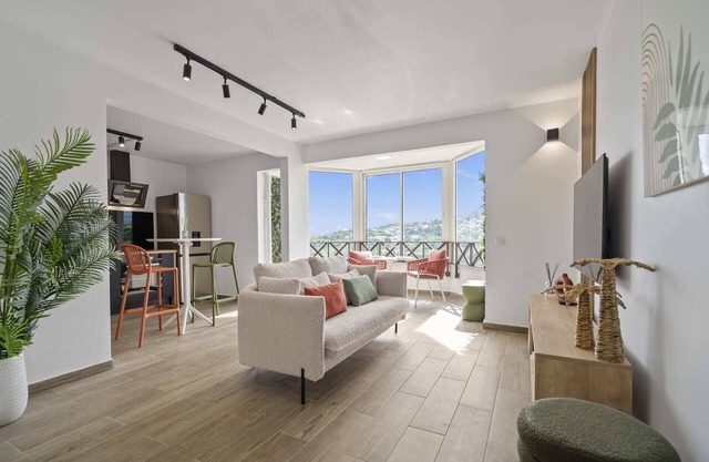 Duplex Palm - Two Bedroom Apartment, Sleeps 4
