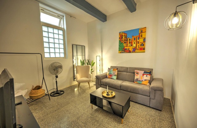 Duplex tastefully furnished flat in Valletta MCOP1-1