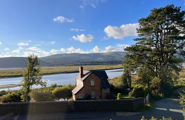 Dyfi Hideaway - Holiday Cottage Snowdonia - Stunning River & Valley Views - Ynyshir