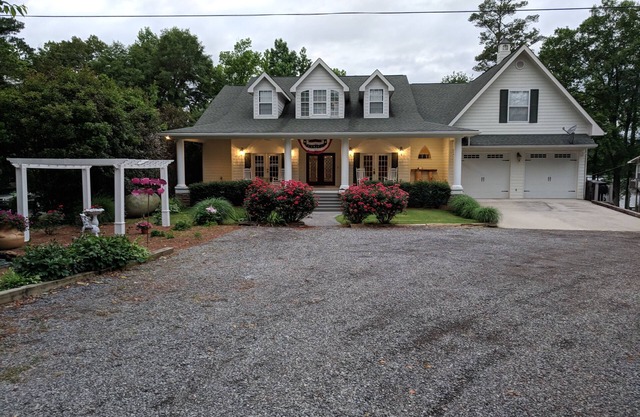 Eagle Lodge - Vacation Home on Lake Guntersville