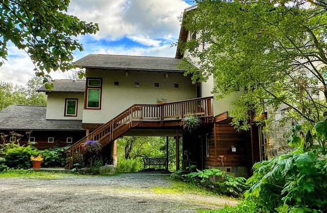 Eagle Peak Guesthouse/2 room suite with kitchenette