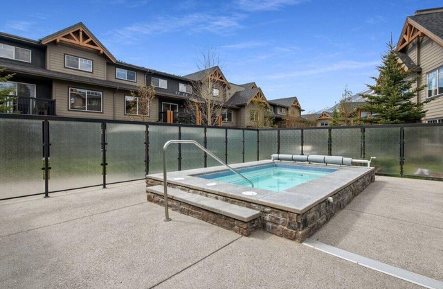 EAGLE'S CREST - 2 LEVEL MOUNTAINSIDE - OUTDOOR HOT TUB & FIRE TABLE