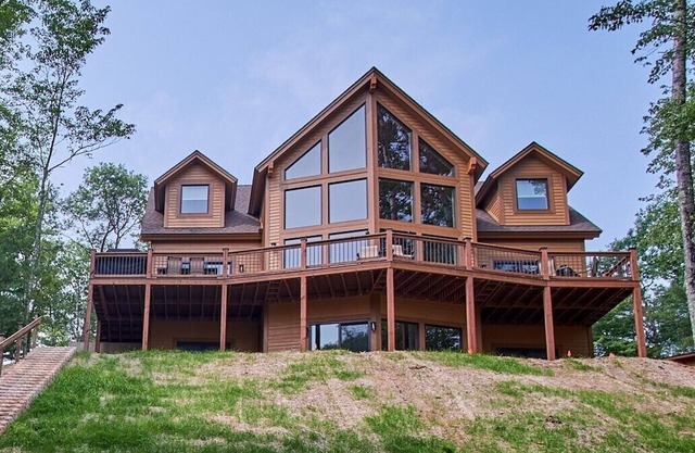 Eagles Bluff 6 Br Lakefront Cabin on 20 acres