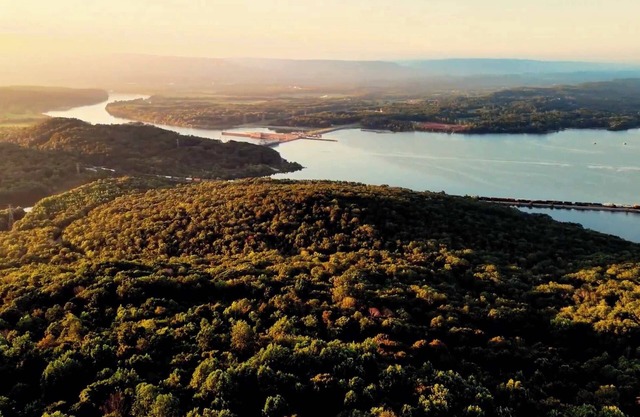 Eagles Nest Cabin – Bluff Views & Hot Tub!
