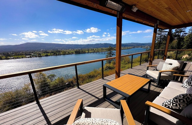 Eagles View Waterfront Luxurious Retreat. Stunning Cathlamet Columbia River home