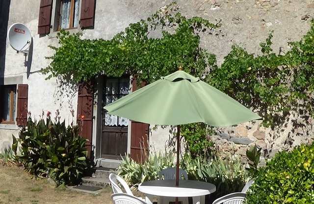 Early 18th century cottage in the village of Manot only 9 kms from Confolens