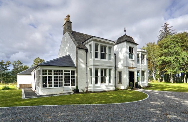 Earth House Scotland - Stunning Historic Fishing Lodge on the River Spey