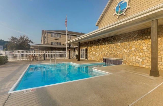 Ease Your Senses! Elegant Lodging with Stunning Views of IL's River Valley