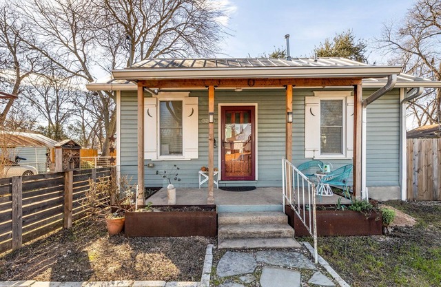 East Austin Bungalow - Parking - W/D - Updated - 2 Miles to E 6th - Yard