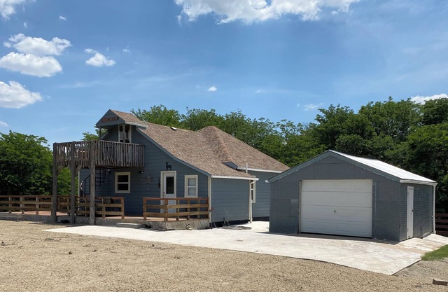 East Cabin 2 bedroom house in charming private rural setting