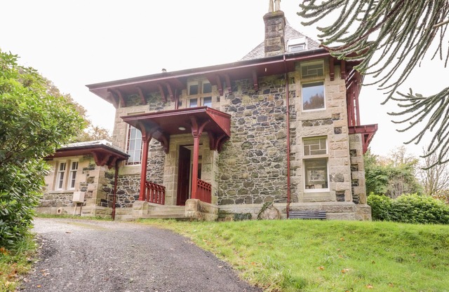 EAST FIRWOOD, pet friendly, with open fire in Rothesay, Isle Of Bute