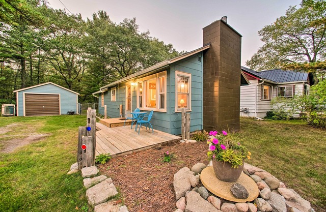 East Tawas Cabin w/Deck, Backyard & Fire Pit!