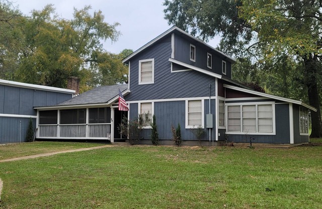 East Texas 3-bedroom Rustic Home with Hot Tub and Campfires, by the lake