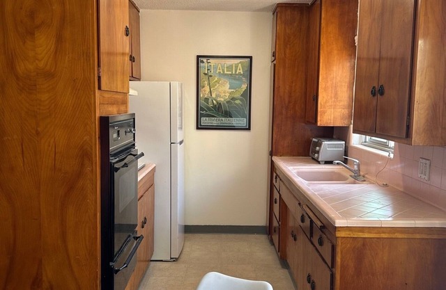 East Village Arts 1-bedroom condo with AC and WiFi in beautiful Long Beach.