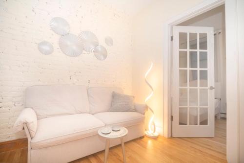 East Village Center Apartment w Full Amenities Great New York Location