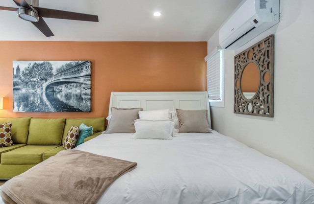 East Village Long Beach ✮ Furnished Studio Apartment ✮ WiFi ✮ King Bed