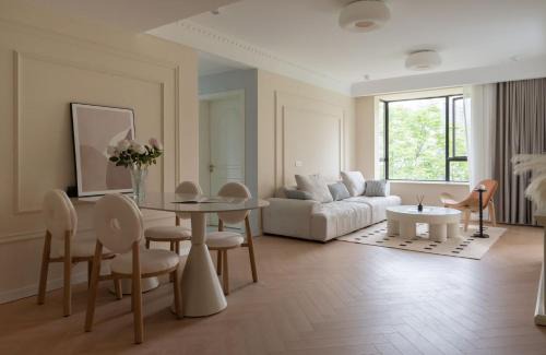 Eastern Hub - Bund Branch Xintiandi and People's Square 3-Bedroom Apartment in Huangpu beautiful Garden