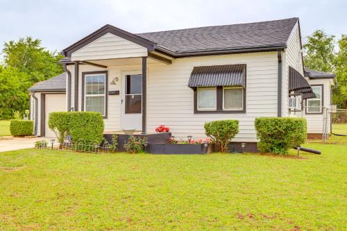 Eastside OKC Hideaway Yard, 1 Mi to State Capitol