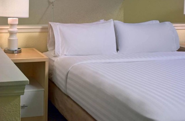 Easy Access to Cleveland Hopkins In'tl Airport! Free Parking!