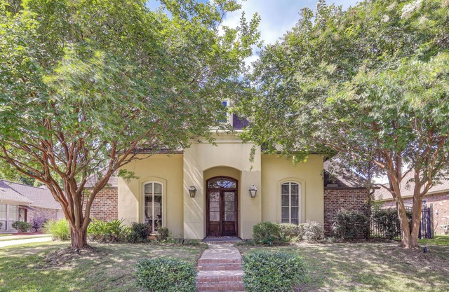 Easy Access to I-10: Family Home in Prairieville!