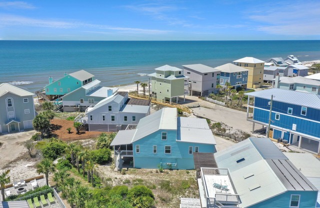 Easy Beach Access, Great Screen Porch & Beach Views, Loft ~ Sharkey's