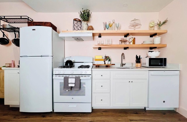 Eat-In Kitchen - Designer Chic - Steps from AGH!