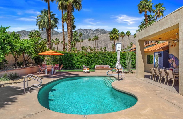 Eat Play Love – Designer Palm Springs Home with Pool, Mountain Views, Games & Outdoor Dining
