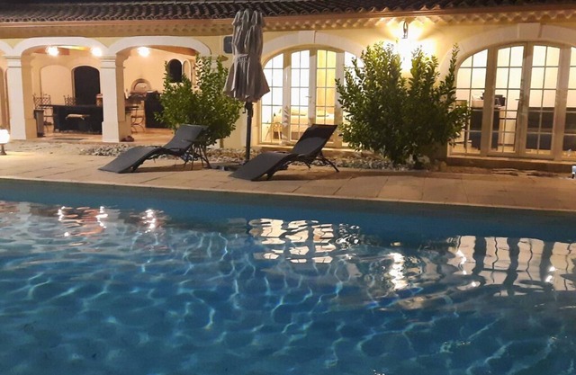 Echappée en ProvencenVilla with 2 apartments around a swimming pool.