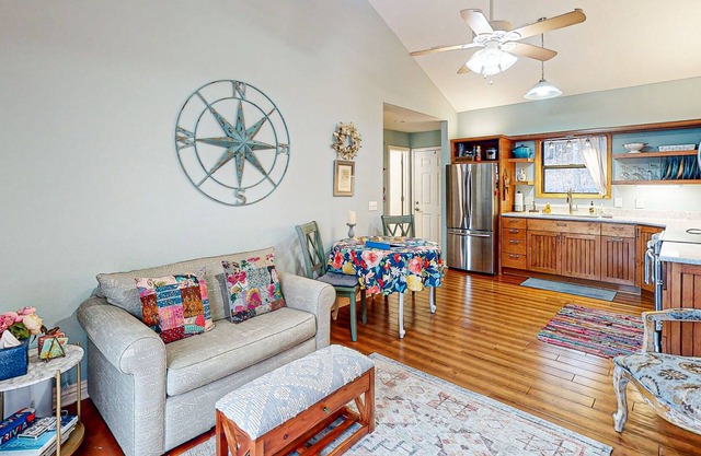 Eclectic condo with WiFi, a deck, near hiking, tennis, & lake