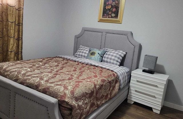 Eclectic Palace : Cozy 2 Bedroom basement Suite