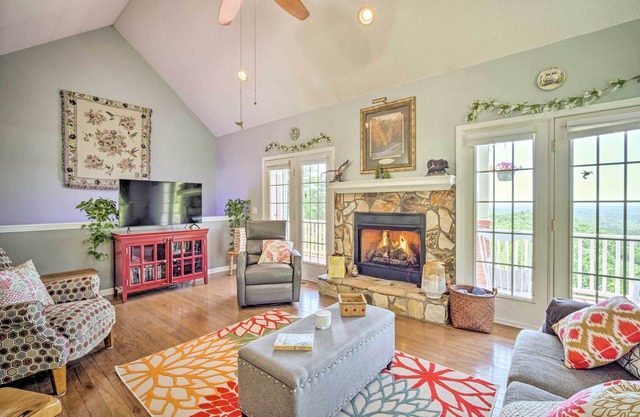 Eclectic Ranger Home w/Mtn Views + Hot Tub!