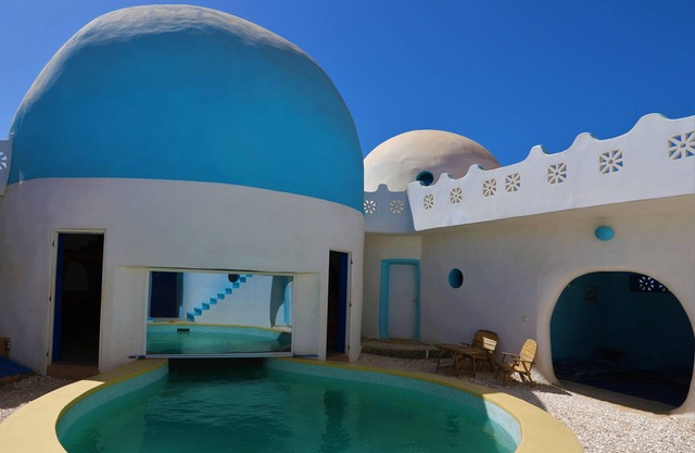 Eco-friendly guest house with 4 suites and double pool, 2 steps from the beach