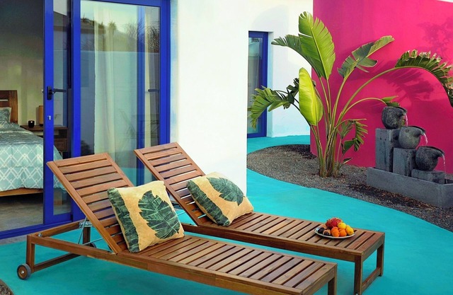 ECO Villa El Espejo. Unique and handcrafted - Intimate Jacuzzi and garden at Green Dharma