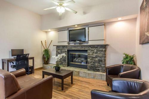 Econo Lodge Inn & Suites