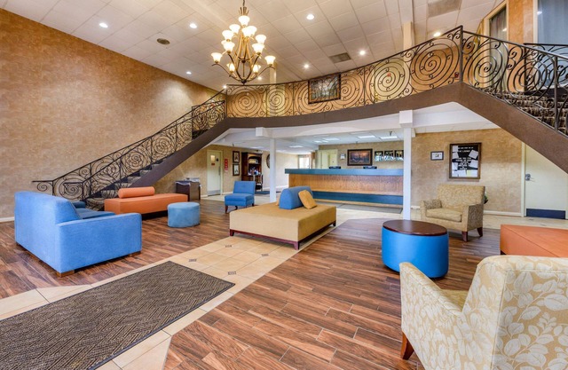 Econo Lodge Inn & Suites Triadelphia - Wheeling