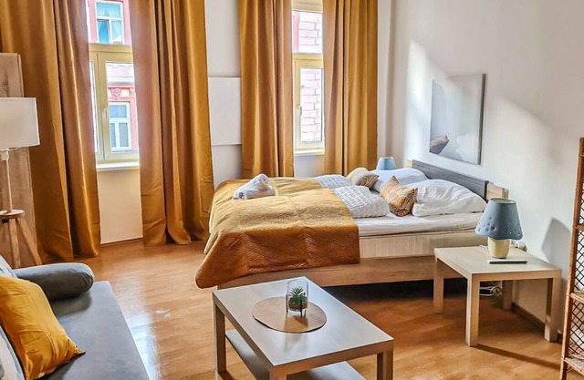 Economy Apt. Well Connected to the Whole City