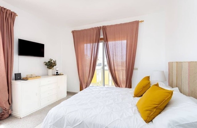Eden Rentals 102 Surfy Stylish BedandCoffee Balcony