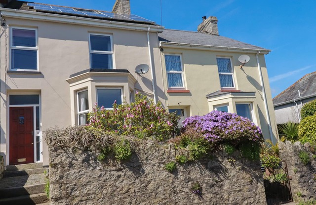 EDEN RETREAT, pet friendly, with a garden in Par