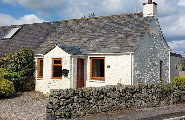 EDGE HILL, pet friendly, with open fire in St. John's Town Of Dalry